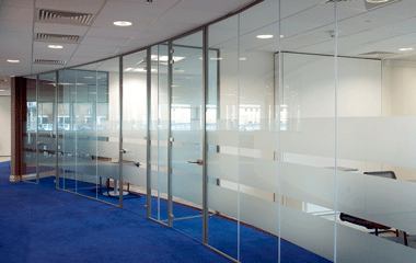 Kaljeno staklo umesto gazista i na ogradama Kaljeno staklo na staklenim ogradama